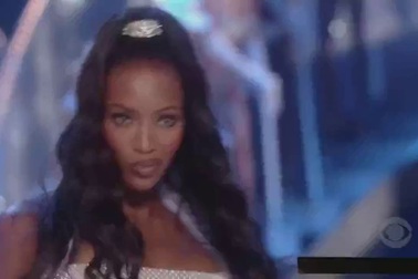 Naomi Campbell quyến rũ trên sàn catwalk