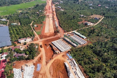 Công nhân xuyên Tết làm cao tốc Khánh Hòa - Buôn Ma Thuột