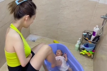 Chuyện xúc động sau clip mẹ trẻ ở Đà Lạt tắm cho con bằng chân