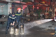 Nghi nổ bình gas gây cháy nhà hàng, 2 chiến sĩ chữa cháy bị thương