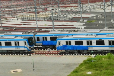 Vết vẽ bậy tại 2 toa tàu metro số 1 được che lại bằng băng keo