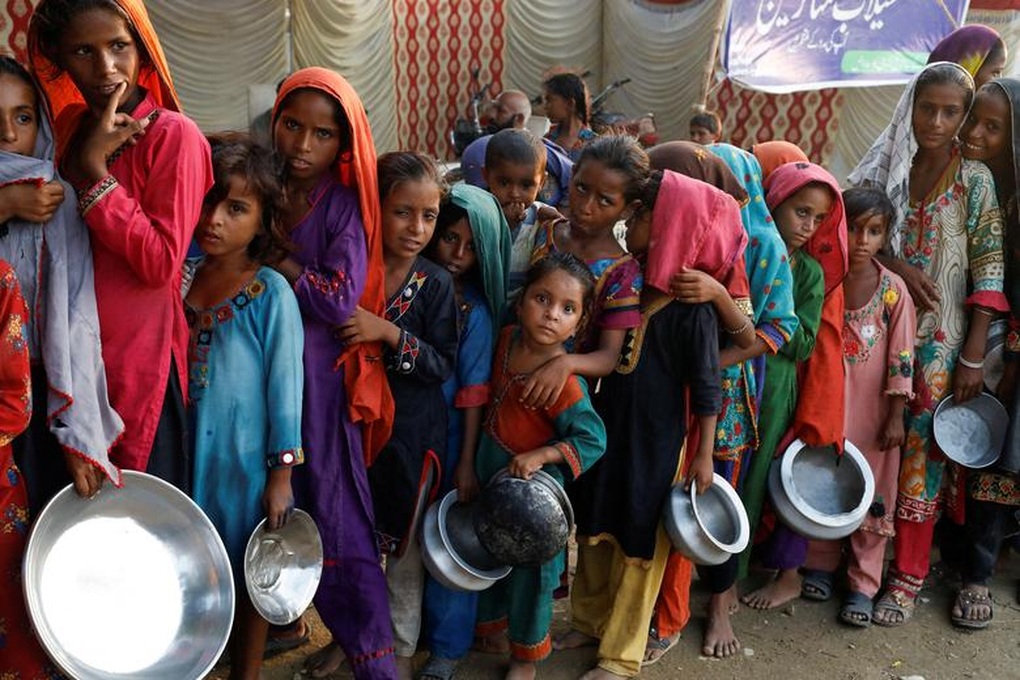 Lũ lụt lịch sử, hàng trăm nghìn người Pakistan lâm cảnh màn trời chiếu đất - 7 Lũ lụt lịch sử, hàng trăm nghìn người Pakistan lâm cảnh màn trời chiếu đất - 7