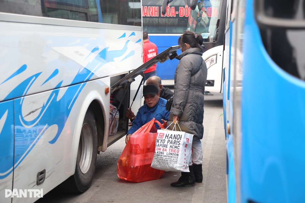 Lượng khách về quê ăn tết tăng gấp 5 lần so với năm ngoái tại bến xe - 4 Lượng khách về quê ăn tết tăng gấp 5 lần so với năm ngoái tại bến xe - 4