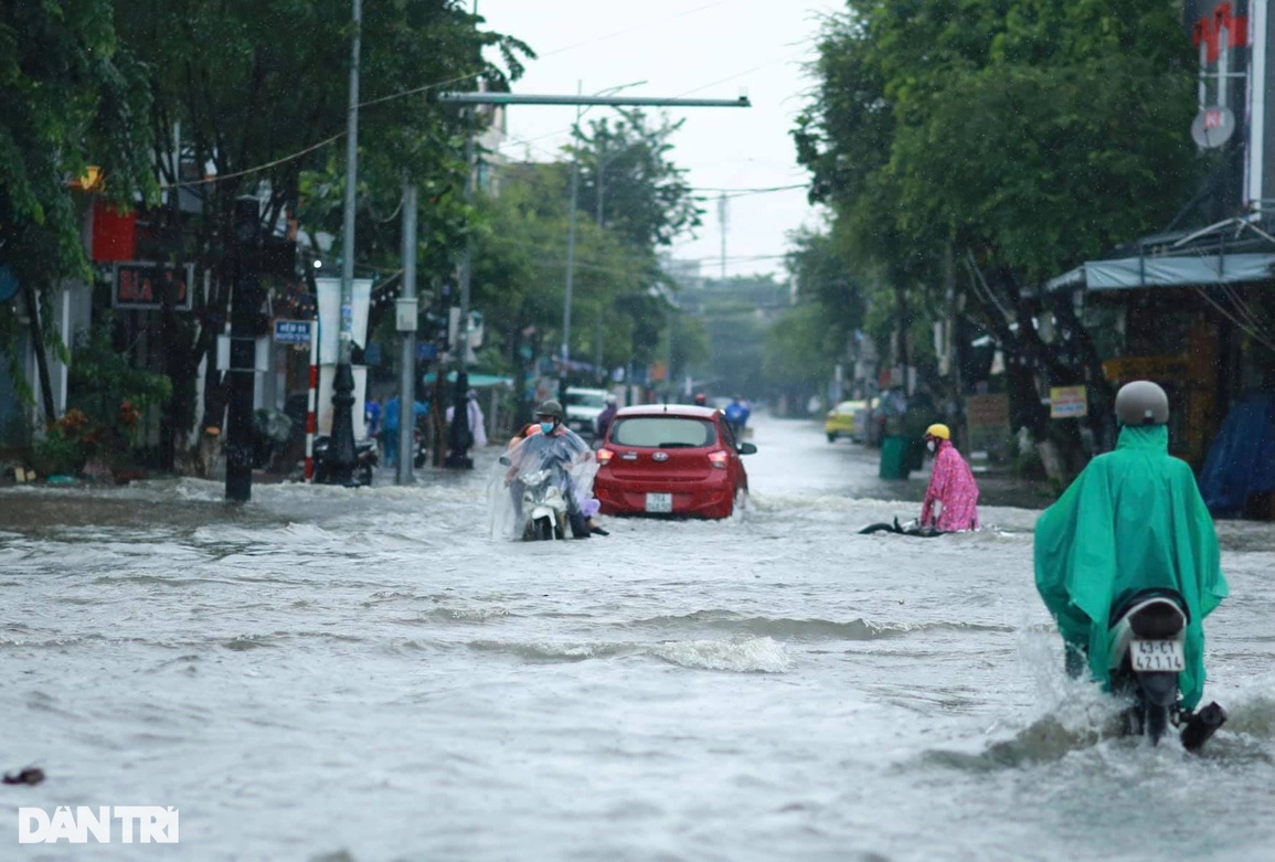 Tình trạng bơi thuyền giữa phố làm nóng nghị trường - 1 Tình trạng bơi thuyền giữa phố làm nóng nghị trường - 1