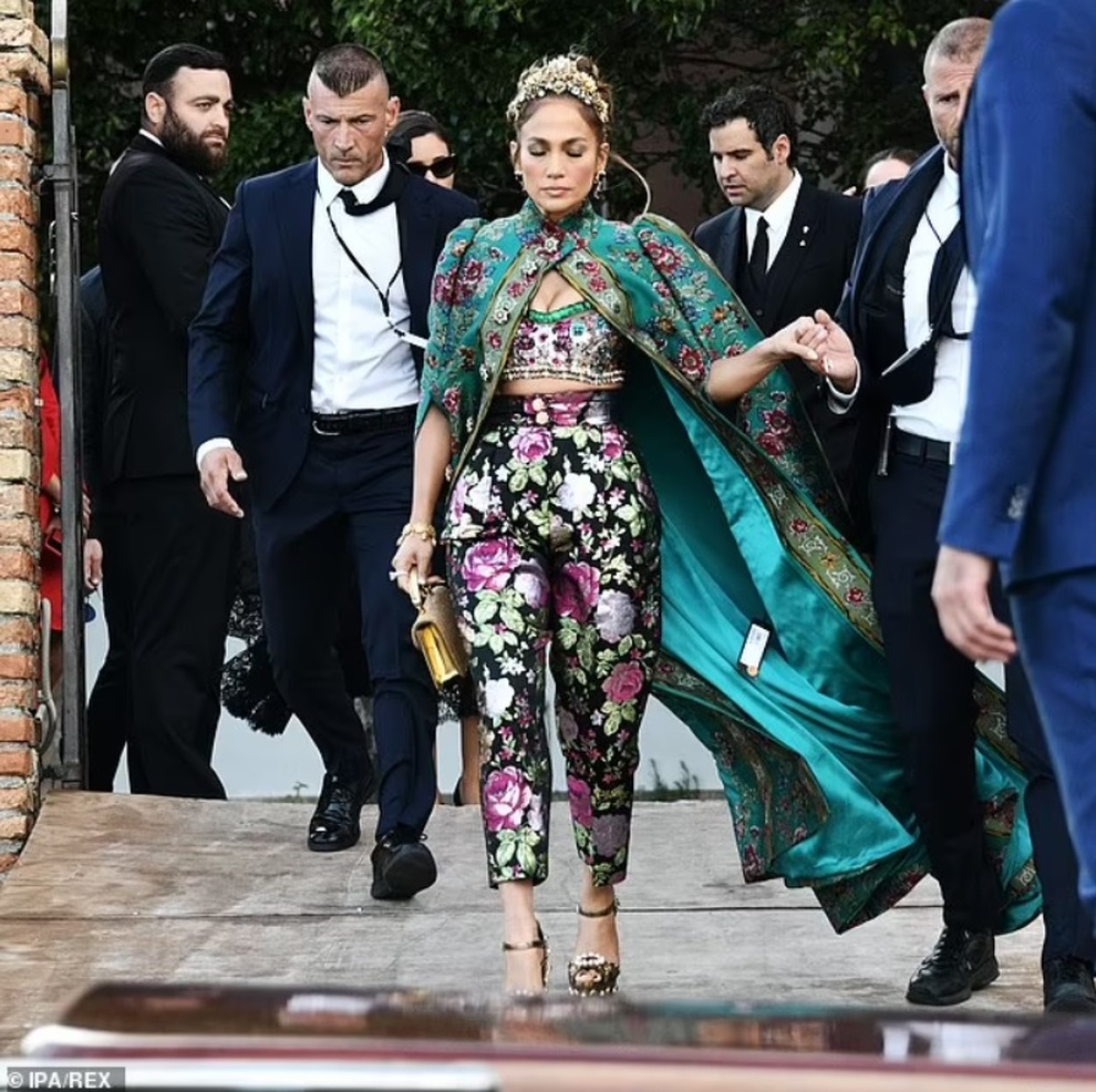 Lên đồ đi dự sự kiện, Jennifer Lopez kém sang vì một chi tiết bất cẩn - 1 Lên đồ đi dự sự kiện, Jennifer Lopez kém sang vì một chi tiết bất cẩn - 1