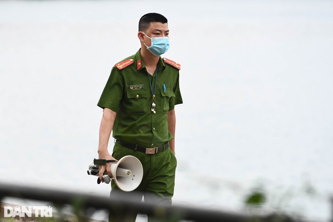 Lập chốt ngăn người dân chui rào, tụ tập trong các công viên ở Hà Nội - 6 Lập chốt ngăn người dân chui rào, tụ tập trong các công viên ở Hà Nội - 6