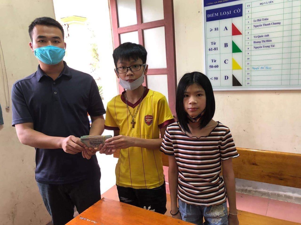 Học sinh lớp 7 trả lại 50 triệu đồng nhặt được bên đường - 1 Học sinh lớp 7 trả lại 50 triệu đồng nhặt được bên đường - 1