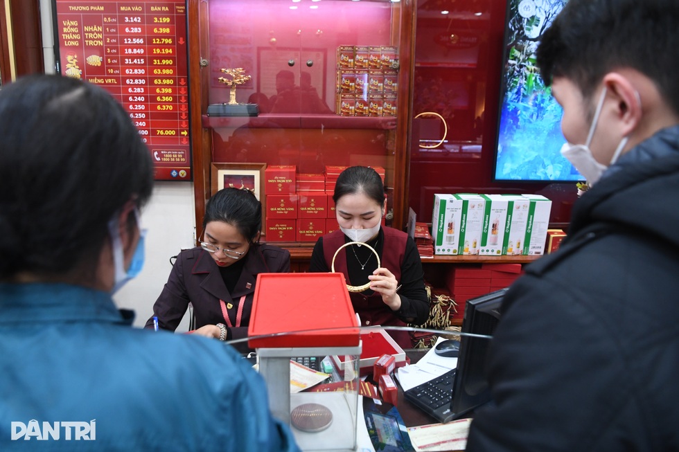 Nên mua hay bán vàng? - 1 Nên mua hay bán vàng? - 1