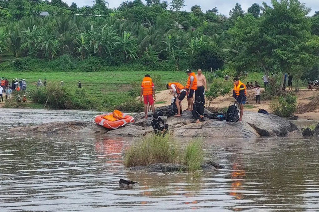 images3182490_11_L_c_l__ng_ch_c_n_ng__ang_ti_p_c_n_hi_n_tr__ng_t_m_thi_th__n_n_nh_n.jpeg nước lũ_cuốn trôi_Ảnh L.A