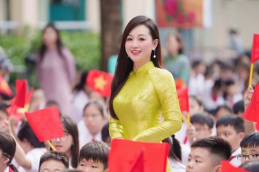 Cô giáo ở Hà Nội bất ngờ nổi tiếng sau lễ khai giảng vì xinh như hot girl