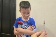 Vụ phạt học sinh tự chích kim tiêm: Đuổi việc hay xem xét truy tố hình sự?