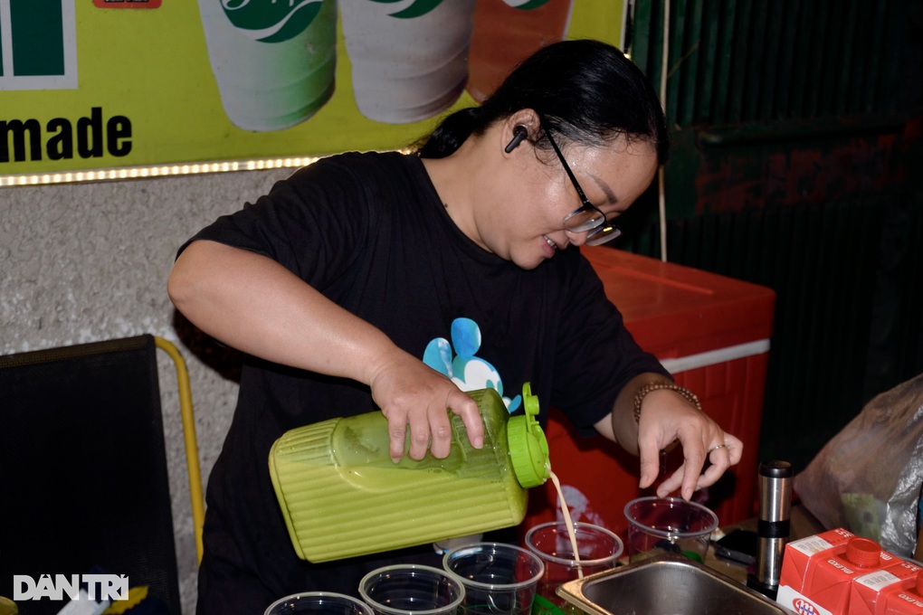 Bỏ việc lương cao, ra vỉa hè bán món đường phố kiếm trăm triệu đồng/tháng - 1 Bỏ việc lương cao, ra vỉa hè bán món đường phố kiếm trăm triệu đồng/tháng - 1