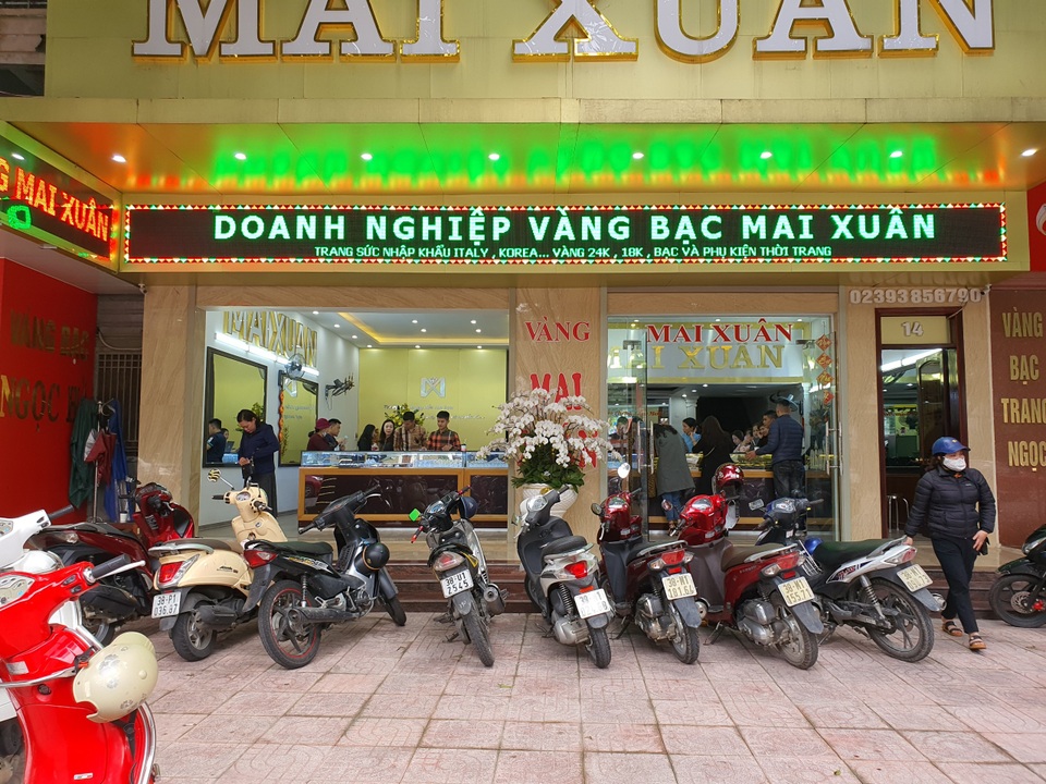 Sợ dịch Corona, các tiệm vàng trên cả nước vắng lặng trong ngày vía Thần Tài - 10 Sợ dịch Corona, các tiệm vàng trên cả nước vắng lặng trong ngày vía Thần Tài - 10