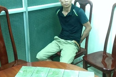 Hà Nội: Bắt đối tượng xách 5 bánh heroin đứng bên đường