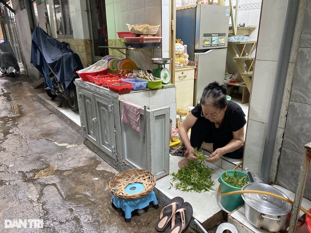 Sống nghèo nơi phồn hoa: Nhà vài m2, vợ chồng thay ca để... ngủ - 4 Sống nghèo nơi phồn hoa: Nhà vài m2, vợ chồng thay ca để... ngủ - 4