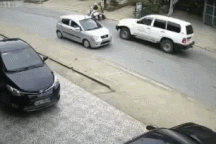 Dừng xe ngang đường "tám chuyện", hai người phụ nữ suýt trả giá đắt