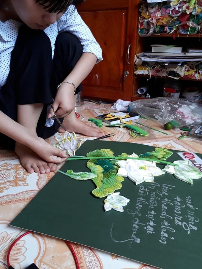 Chuyện về cô gái 29 tuổi ngồi xe lăn, cả thanh xuân gửi hồn vào những bức tranh giấy - Ảnh 4. Chuyện về cô gái 29 tuổi ngồi xe lăn, cả thanh xuân gửi hồn vào những bức tranh giấy - Ảnh 4.