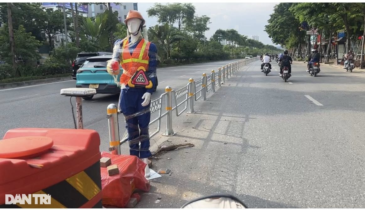 Phân làn đường Võ Chí Công: Ma-nơ-canh đứng cảnh báo, xe máy không tạt đầu - 1 Phân làn đường Võ Chí Công: Ma-nơ-canh đứng cảnh báo, xe máy không tạt đầu