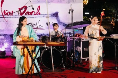 "Sử đá lưu danh": Khi rock và đạo học gặp nhau giữa di sản