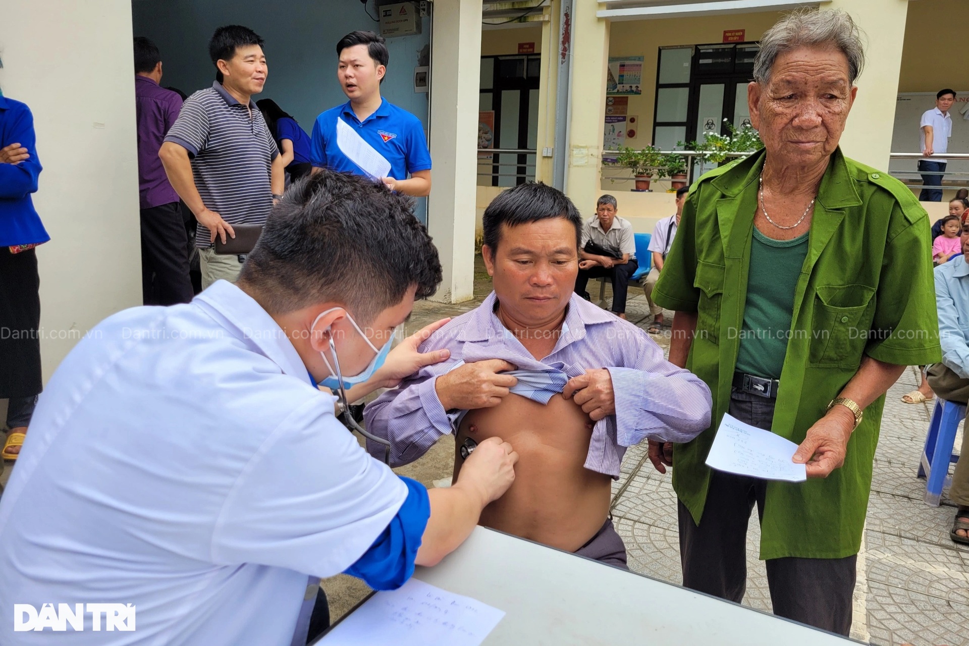 Hành trình khám bệnh, tri ân người có công dịp 27/7 của Dân trí - 4 Hành trình khám bệnh, tri ân người có công dịp 27/7 của Dân trí - 4