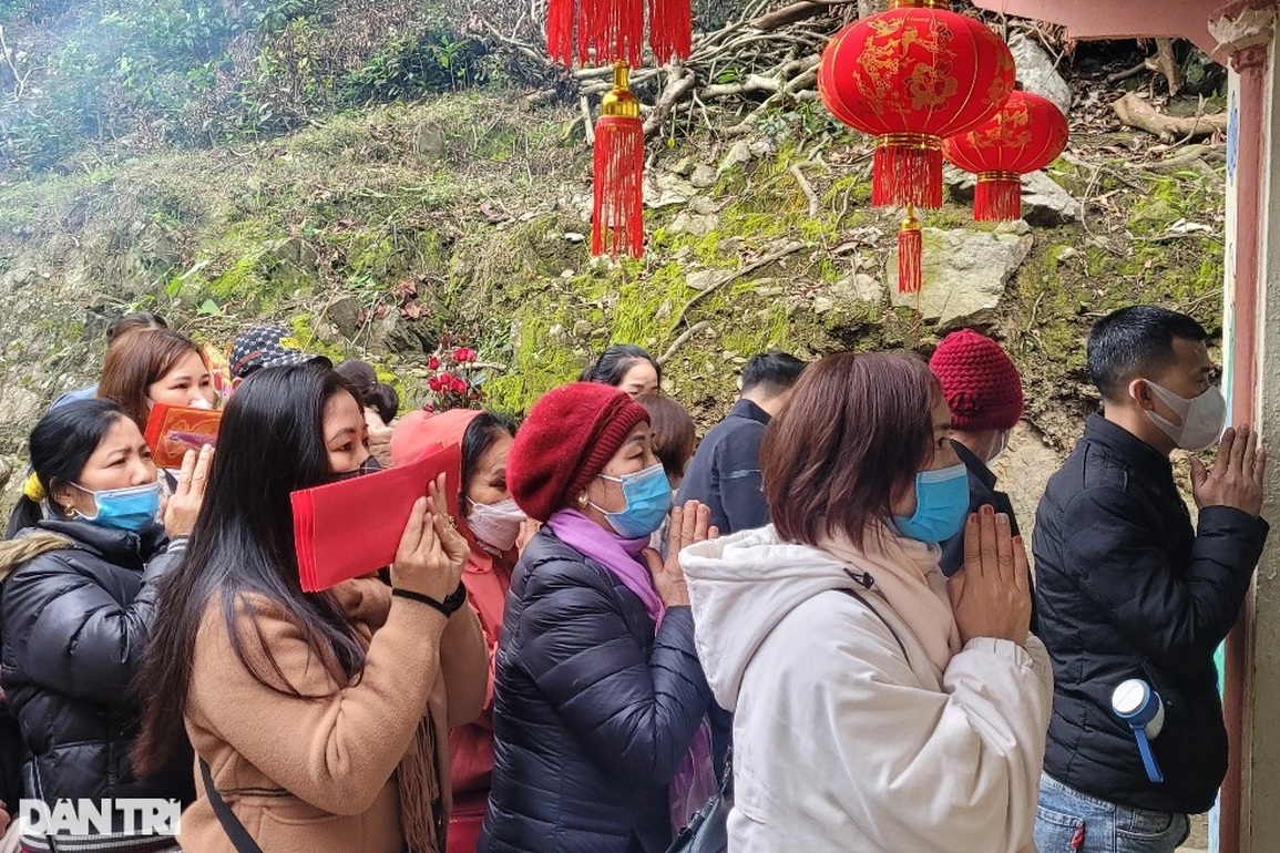 Hàng nghìn người chen chúc đi lễ chùa và xin lộc nước thánh - 14 Hàng nghìn người chen chúc đi lễ chùa và xin lộc nước thánh - 14