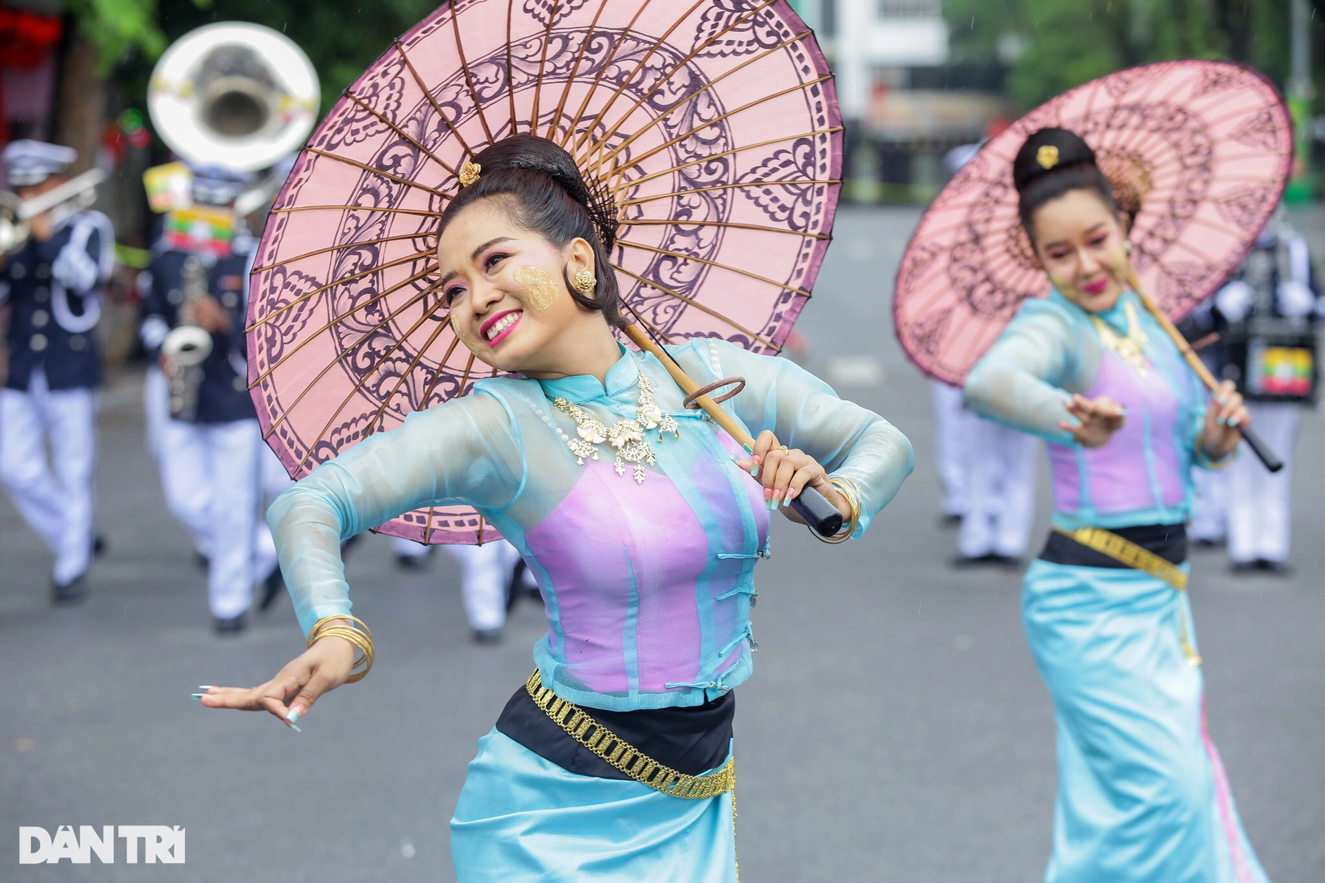 Ngắm những bóng hồng xinh đẹp biểu diễn Nhạc hội Cảnh sát trên phố đi bộ - 20 Ngắm những bóng hồng xinh đẹp biểu diễn Nhạc hội Cảnh sát trên phố đi bộ - 20