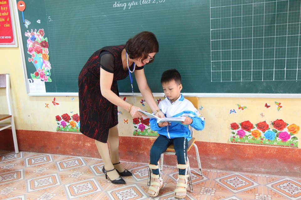 Cậu bé tật nguyền đến trường trên tay mẹ - 3 Cậu bé tật nguyền đến trường trên tay mẹ - 3