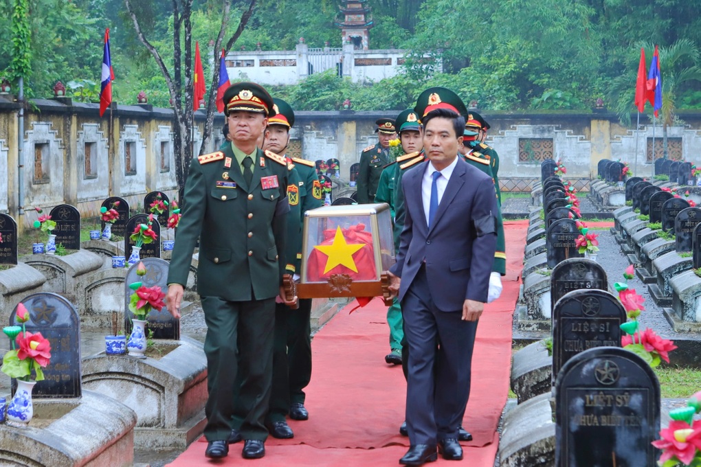 Truy điệu, an táng 21 hài cốt liệt sỹ hy sinh tại Lào - 1 Truy điệu, an táng 21 hài cốt liệt sỹ hy sinh tại Lào - 1