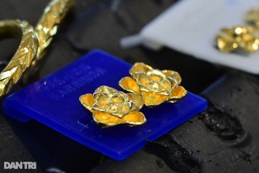 Giá vàng lình xình, vẫn đắt hơn 18 triệu đồng/lượng so với thế giới