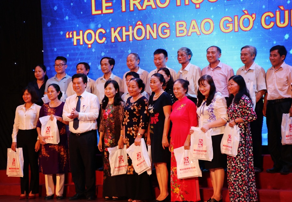 Trao học bổng “Học không bao giờ cùng” đến 144 cá nhân tiêu biểu phía Bắc - 8 Trao học bổng “Học không bao giờ cùng” đến 144 cá nhân tiêu biểu phía Bắc - 8
