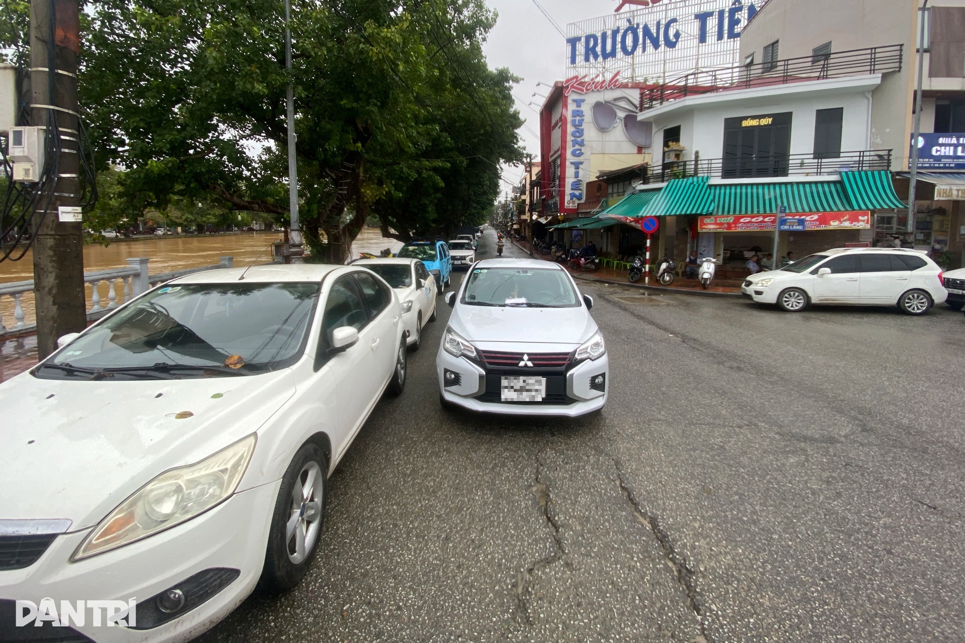 Người Huế hối hả đưa ô tô chạy lụt lần thứ 4, có chủ xe bị lập biên bản - 6 Người Huế hối hả đưa ô tô chạy lụt lần thứ 4, có chủ xe bị lập biên bản - 6