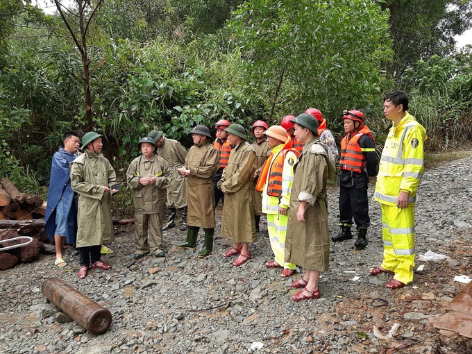 Khắc phục khó khăn, đưa thi thể công nhân gặp nạn ở thủy điện Rào Trăng 3 ra ngoài - Ảnh 3.