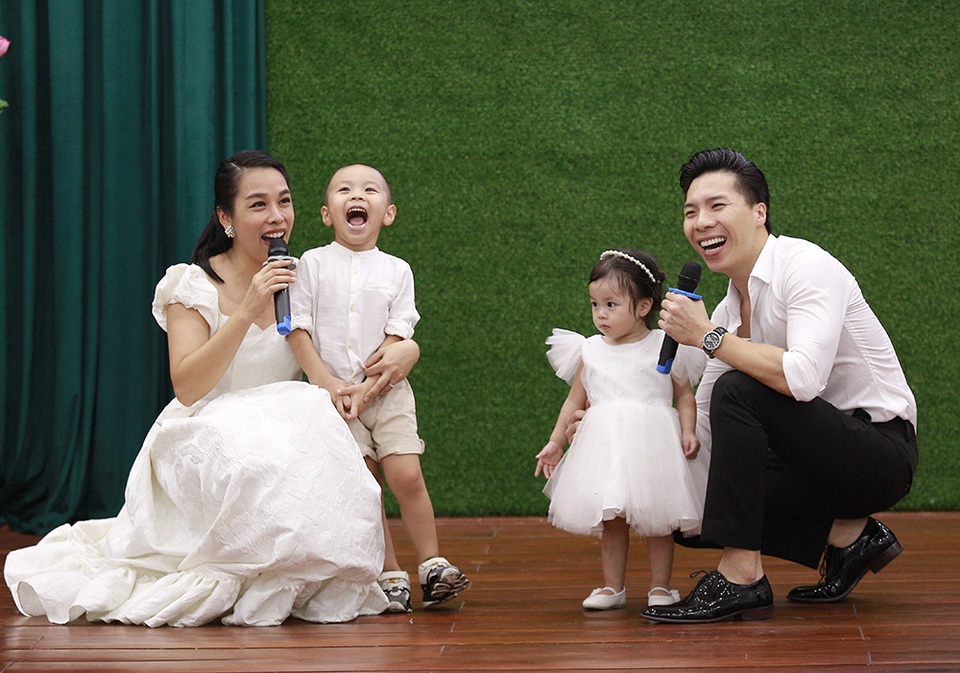 Con gái nhỏ của Quốc Nghiệp lần đầu diễn xiếc trên sân khấu cùng ba - 3 Con gái nhỏ của Quốc Nghiệp lần đầu diễn xiếc trên sân khấu cùng ba - 3