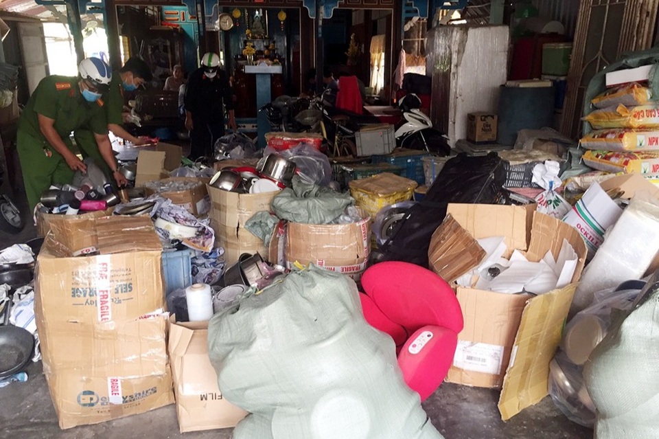 Thượng tá biên phòng có cả tấn hàng nghi lậu trong nhà: Tôi không biết gì - 1 Thượng tá biên phòng có cả tấn hàng nghi lậu trong nhà: Tôi không biết gì - 1