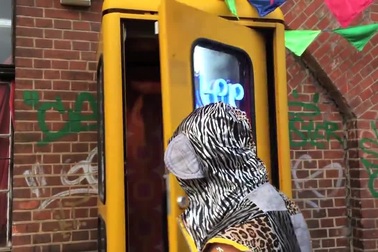 Câu lạc bộ đêm nằm gọn trong... bốt điện thoại