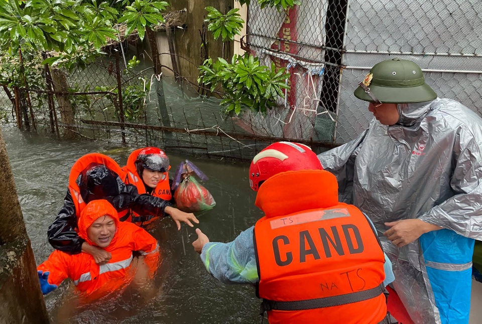 Công an, bộ đội đi xuồng đến từng nhà giải cứu dân trong lũ - 5 Công an, bộ đội đi xuồng đến từng nhà giải cứu dân trong lũ - 5