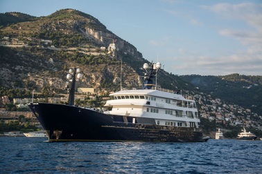 Siêu du thuyền 9 triệu USD sang chảnh của ông trùm F1 mua tặng vợ con