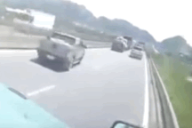 Xe container phanh cũng như không, ép chiếc Lexus LX570 vào thế "kẹp chả"