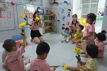 Buộc thôi việc giáo viên vì dịch bệnh corona, chủ trường cầu xin tha thứ