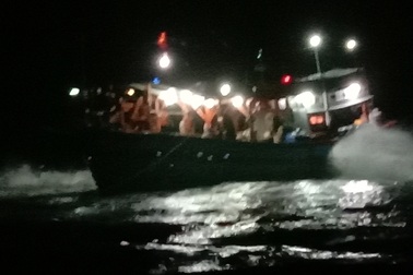 Xuyên đêm giải cứu tàu cá mắc cạn ở đảo Lý Sơn