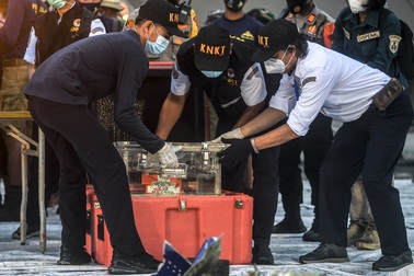 Indonesia trục vớt hộp đen máy bay chở 62 người đâm xuống biển