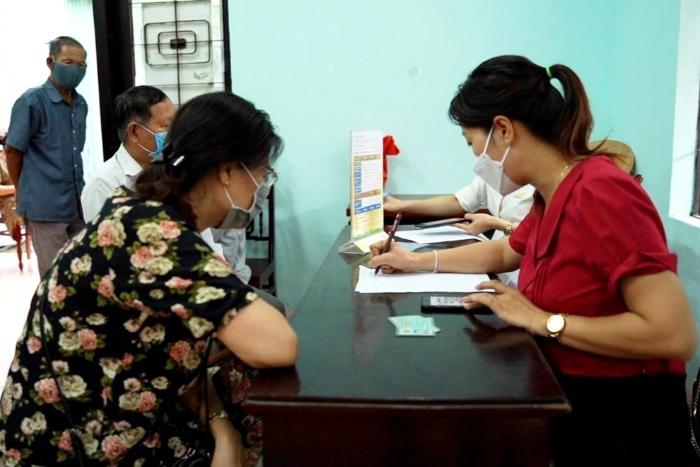 Đưa tiện ích VssID - BHXH số đến cán bộ hưu trí, người dân phấn khởi - 1 Đưa tiện ích VssID - BHXH số đến cán bộ hưu trí, người dân phấn khởi - 1