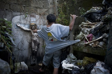 Rùng rợn cảnh người sống ở chung với người chết