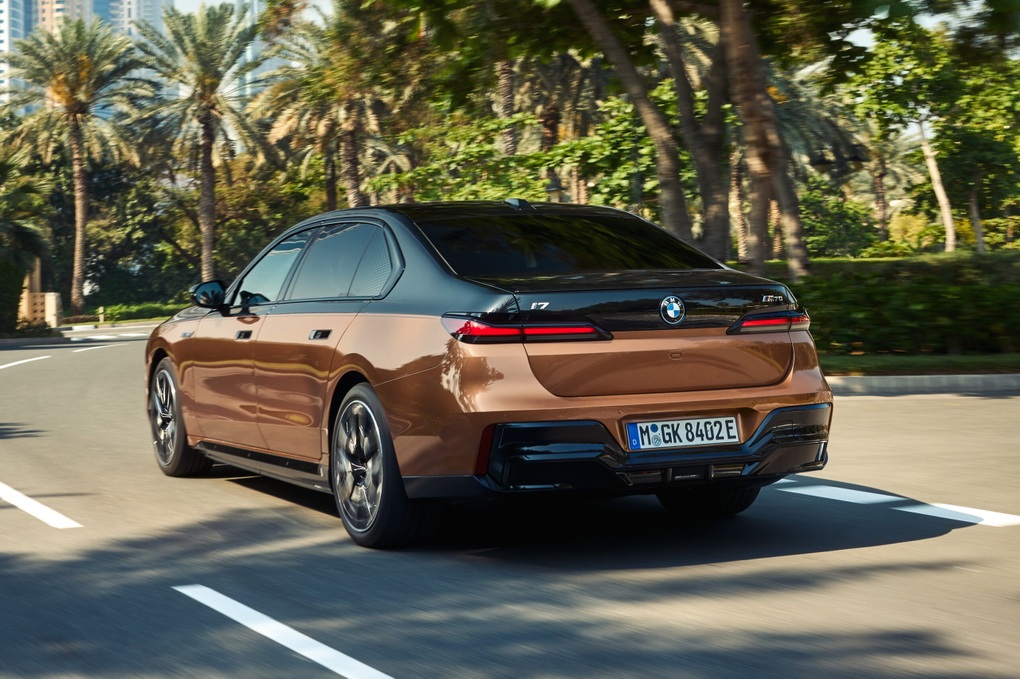 Xe điện BMW i7 M70 xDrive chào sân, sở hữu công suất 650 mã lực - 11 Xe điện BMW i7 M70 xDrive chào sân, sở hữu công suất 650 mã lực - 11