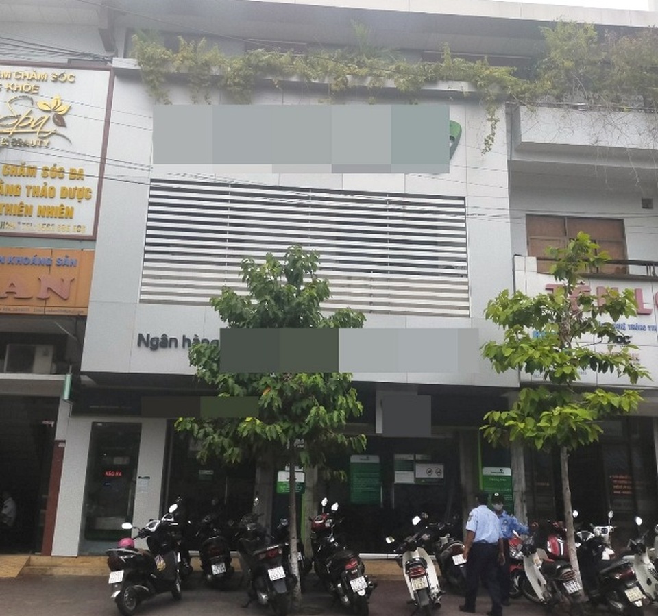 Cán bộ ngân hàng bị tố ôm hơn 10 tỷ đồng rồi... nghỉ làm - 1 Cán bộ ngân hàng bị tố ôm hơn 10 tỷ đồng rồi... nghỉ làm - 1