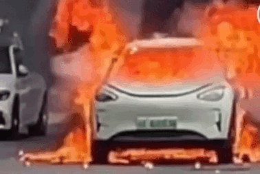 Ô tô điện bán chạy nhất Trung Quốc nổ như đạn pháo, lửa trùm thân xe