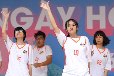 Teen Yên Hoà nhảy cổ động, "cháy" hết mình chào đón học sinh khối 10