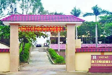 Rơi vào băng chuyền máy đóng gạch, nam công nhân tử vong