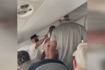 Hai người đàn ông đánh nhau trên máy bay về việc ngả lưng ghế