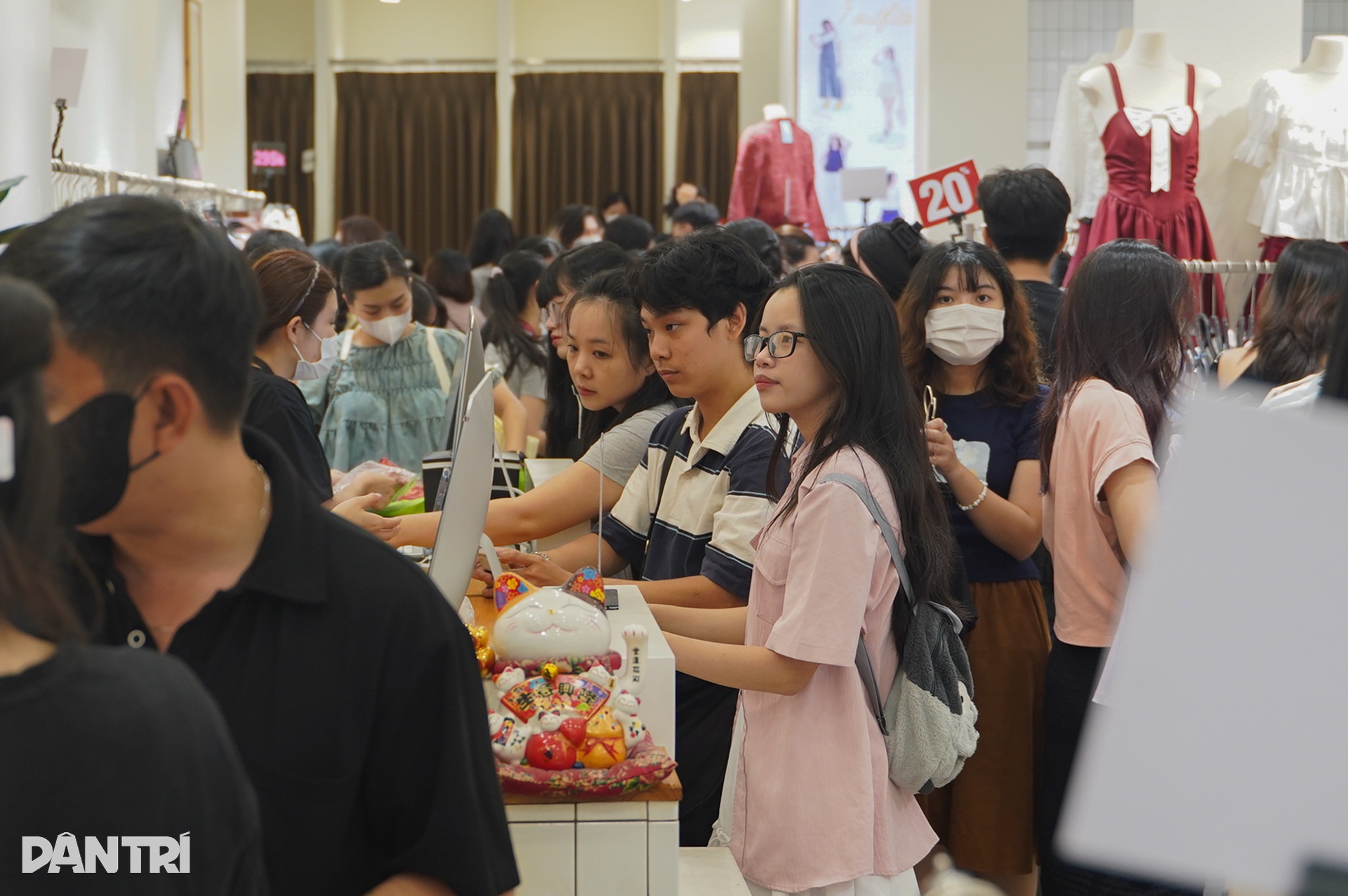 Giới trẻ TPHCM nhộn nhịp săn hàng giảm giá dịp Black Friday 2024 - 10 Giới trẻ TPHCM nhộn nhịp săn hàng giảm giá dịp Black Friday 2024 - 10